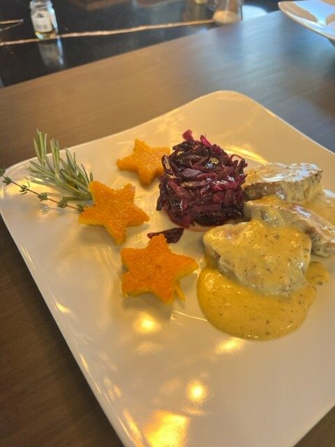 Lende in Sherry- Sahnesauce an Amarena- Rotkraut und Polentasternen